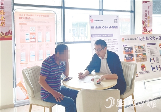 在調(diào)解過程中，江磊泉（右）為群眾普法。