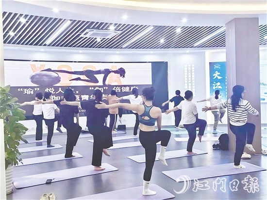 學(xué)員們跟隨導(dǎo)師練習(xí)，在體式轉(zhuǎn)換中體會力量與柔韌的平衡。