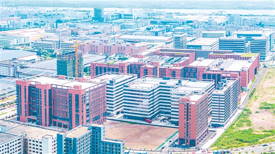 江門市安全應(yīng)急產(chǎn)業(yè)園內(nèi)廠房林立，發(fā)展?jié)摿Υ螅铝τ诖蛟鞛硡^(qū)一流安全應(yīng)急產(chǎn)業(yè)園。何榕