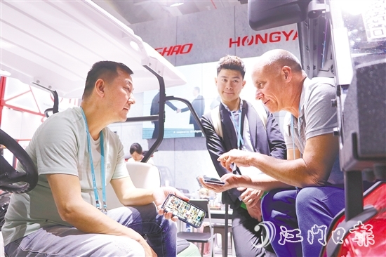 在江門鴻雅科技有限公司展位現(xiàn)場，來自美國邁阿密的客商正積極與企業(yè)商討合作方式。劉淑君