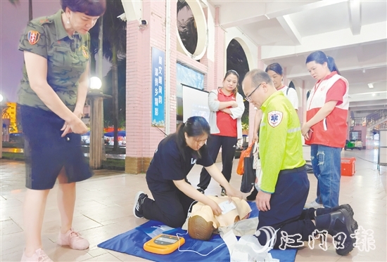 市民現(xiàn)場學(xué)習(xí)應(yīng)急救護(hù)知識。