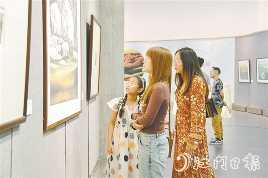 展覽吸引了不少市民前來(lái)參觀(guān)。