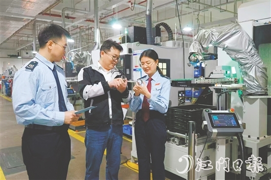 江門高新區(qū)（江海區(qū)）稅務(wù)局前往園區(qū)開展宣傳活動。