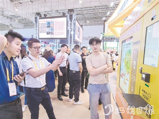 方便米飯、方面湯水只需要在智能售賣機(jī)配套的微波爐上加熱便可品嘗，便捷、美味又營養(yǎng)。