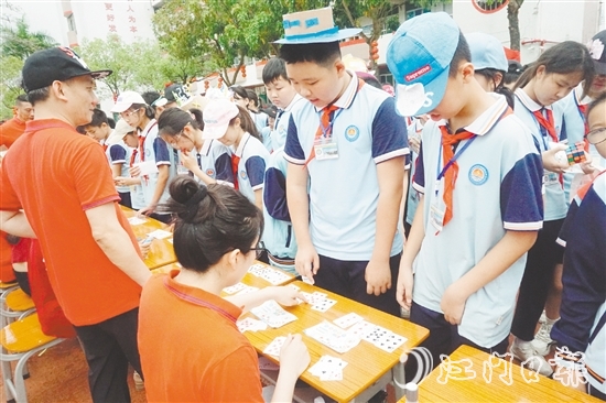 學(xué)生挑戰(zhàn)“神機妙算”游戲項目。