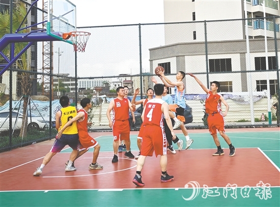 比賽現(xiàn)場，雙方隊員展現(xiàn)了高超的籃球技藝。