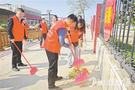 江門置業(yè)發(fā)展的黨員多次開(kāi)展清潔志愿服務(wù)活動(dòng)，助力鄉(xiāng)村人居環(huán)境改善。