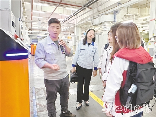 在雅圖仕倉儲物流環(huán)節(jié)，AGV智能叉車發(fā)揮重要作用。