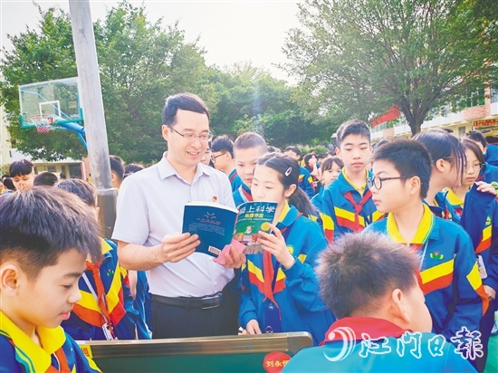 沙坪二小的學(xué)生在“跳蚤書市”上換到自己喜愛的書籍。