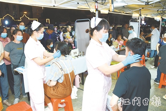 中醫(yī)“大咖”化身攤主，為市民提供“一對一”問診、健康指導等服務。