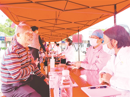 江門市婦幼保健院在雙合鎮(zhèn)開展大型義診活動。