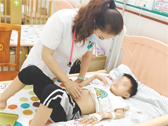 醫(yī)生查看患兒情況。