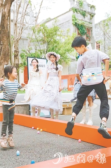 “五一”假期，赤坎華僑古鎮(zhèn)將開展“魔幻彩蛋季”活動(dòng)，市民、游客可在堤東路露天小劇場與NPC互動(dòng)。