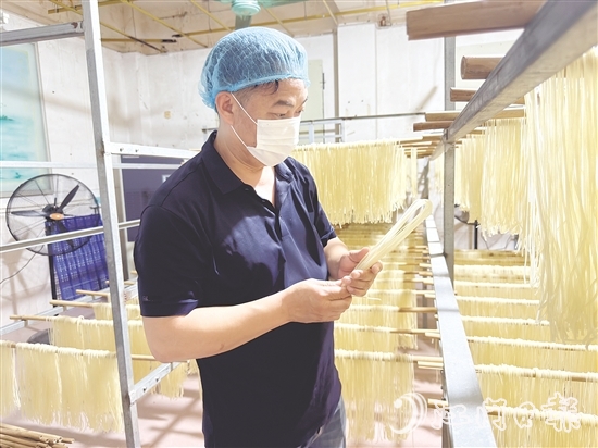 梁潤富在車間查看瀨粉晾曬狀態(tài)。
