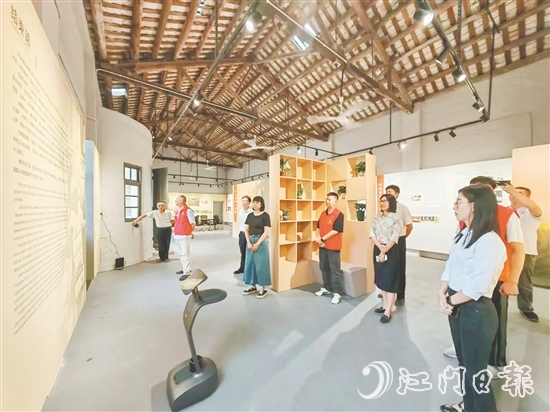 智能機器人為大家講解陳榮捷事跡。