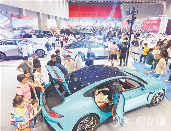 昨日早上，江門五一國際車展現(xiàn)場人氣旺。郭永樂