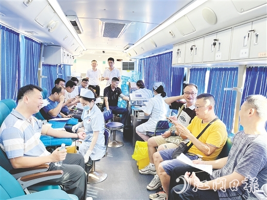獻(xiàn)血車上，總有江門青年的身影。