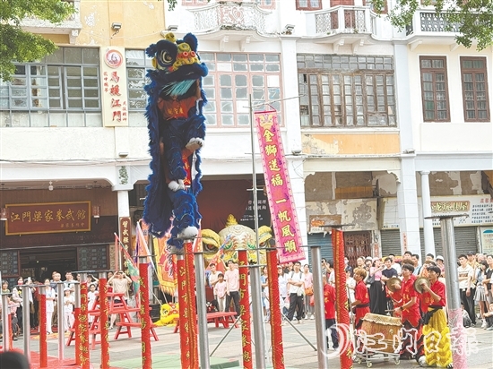 青年廣場上，15支精銳獅隊(duì)展開精彩比拼。