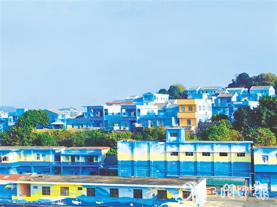 鯤鵬村海洋路沿線99間民房外立面披上“藍(lán)裝”，1.5萬(wàn)平方米海洋主題墻繪讓漁村變身藝術(shù)長(zhǎng)廊。