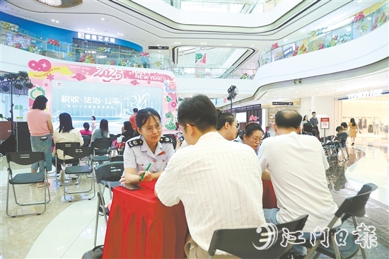 稅務(wù)干部為市民“一對一”解答疑問。