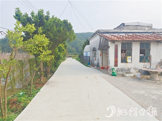 李偉業(yè)的養(yǎng)殖基地門前的村道得到升級(jí)改造，解決了困擾他許久的交通問(wèn)題。