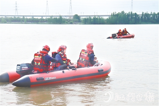 救援人員采用動(dòng)力橡皮艇救援等方式迅速營(yíng)救“落水者”。