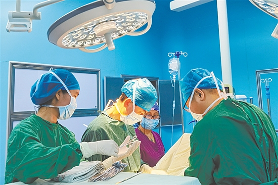 這是一雙恪盡職守的手。作為手術(shù)室護(hù)士，不僅要對手術(shù)現(xiàn)場的器械擺放位置了然于胸，還要練就“讀心術(shù)”，能秒懂主刀醫(yī)生需要。此刻，江門市江海區(qū)中西醫(yī)結(jié)合醫(yī)院手術(shù)室護(hù)士劉影正專注地配合醫(yī)生手術(shù)，傳遞器械，守護(hù)生命。