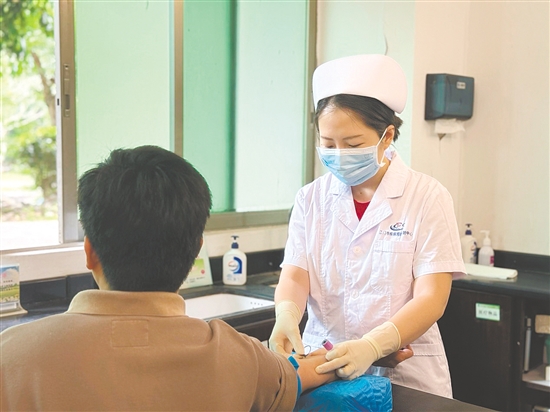 這是一雙肩負(fù)重托的手。在江門市疾控中心抽血室，防艾護(hù)士手持采血器具，給來訪者做抽血檢測。每一次嚴(yán)謹(jǐn)操作的背后，承載的是阻斷病毒傳播，守護(hù)公眾健康的堅(jiān)實(shí)希望。