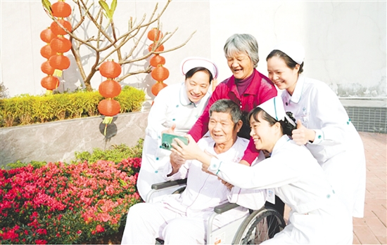 這是一雙溫暖相伴的手?！盀槟拈_心而開心”，江門市人民醫(yī)院泌尿外科護(hù)理團(tuán)隊(duì)與即將康復(fù)出院的患者及家屬定格美好瞬間?？扉T按下的瞬間，醫(yī)患笑容燦爛如新春暖陽，也留存了一段溫暖的珍貴記憶。（何潔蘭