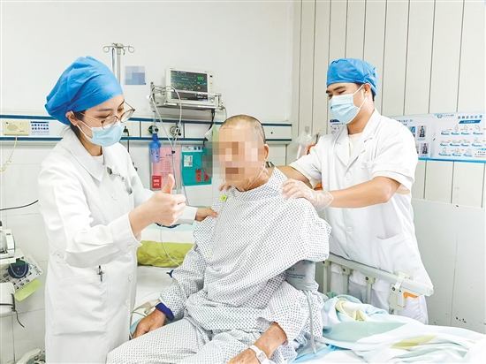 江門市中心醫(yī)院護理團隊為患者進行肺康復(fù)鍛煉。
