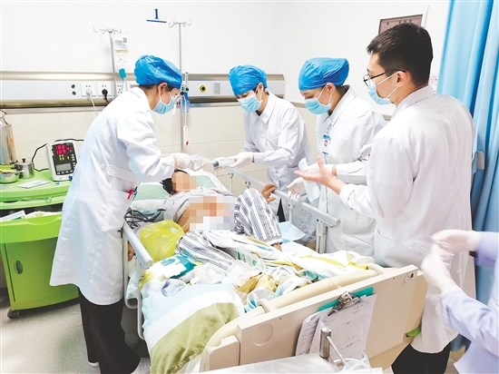 江門市中心醫(yī)院護理團隊為患者進行傷口負壓治療。