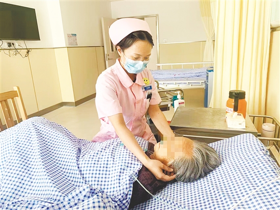 馮嘉穎查看患者的情況。