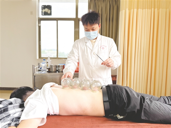 中醫(yī)館吸引著眾多患者慕名而來。