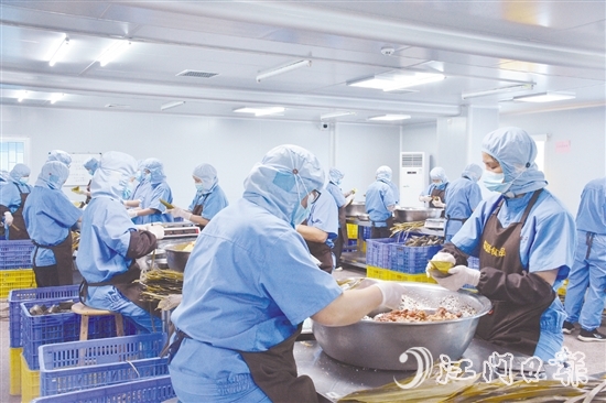 近期，在恩平龍盛粽鄉(xiāng)園內(nèi)，工人們加班加點(diǎn)趕訂單。