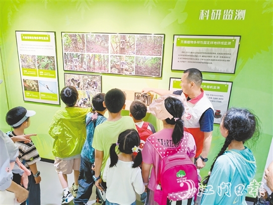 小朋友們?cè)诒Ｗo(hù)區(qū)學(xué)習(xí)有趣的知識(shí)。