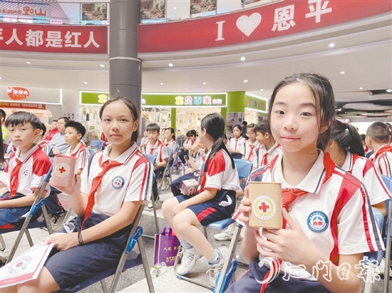 恩平市紅十字會(huì)與馮如小學(xué)共同試點(diǎn)發(fā)起“愛心存錢罐”公益活動(dòng)。