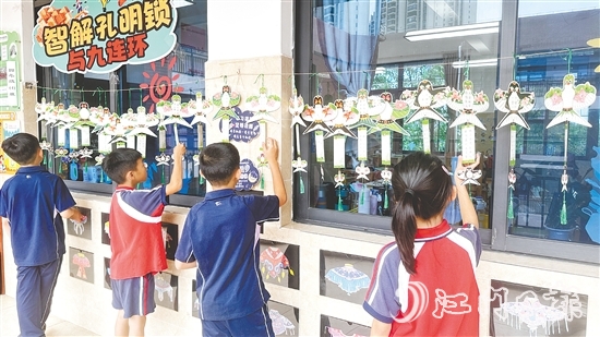 學(xué)生在有趣的環(huán)境中學(xué)習(xí)數(shù)學(xué)知識(shí)。