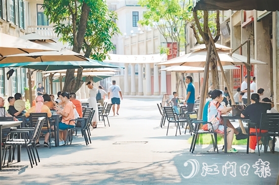 游客在赤坎華僑古鎮(zhèn)品嘗美食。
