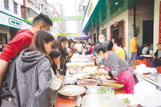 月山“三點(diǎn)三”小吃街內(nèi)人流如織，熱鬧非凡。