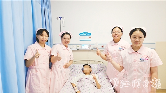 臺(tái)山市婦幼保健院綜合科護(hù)理團(tuán)隊(duì)為兒童患者加油打氣。