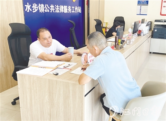 方健達(dá)（左）為群眾普及法律知識。