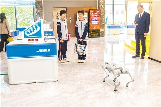 展覽涵蓋人工智能、芯片技術(shù)、生命科學(xué)等領(lǐng)域，展出40余件科技展品。