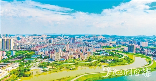 沙坪河岸，一幅“水清岸綠，鳥語花香”的小微濕地美麗畫卷映入眼簾。