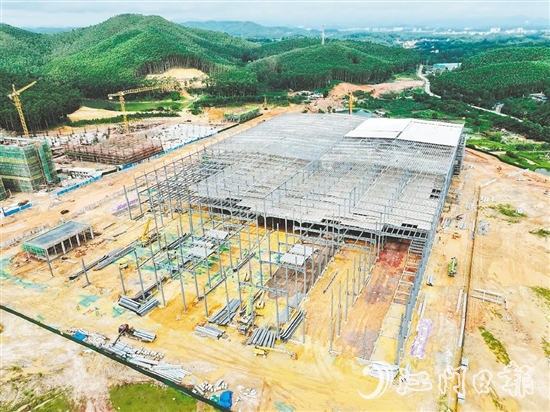 鶴山各大工業(yè)園區(qū)重點(diǎn)項(xiàng)目建設(shè)現(xiàn)場(chǎng)一片火熱。圖為志格（鶴山）智能家電產(chǎn)業(yè)園項(xiàng)目。