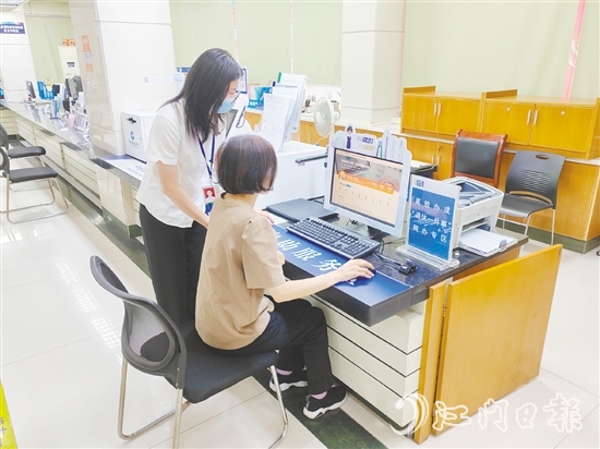 工作人員指導(dǎo)群眾在“一件事”網(wǎng)辦專區(qū)辦理業(yè)務(wù)。