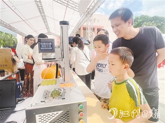 活動(dòng)吸引眾多市民駐足。