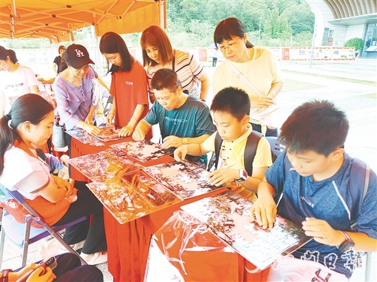 親子家庭參與文物拼圖大挑戰(zhàn)。