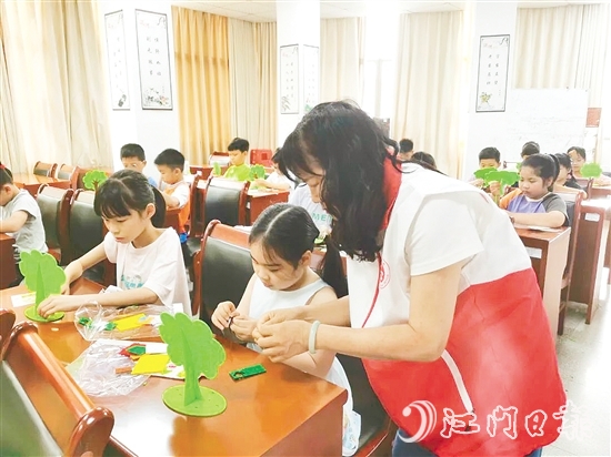 孩子們?cè)谥驹刚叩氖痉逗椭笇?dǎo)下，精心制作“家庭樹”。