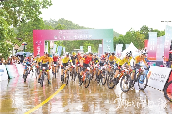 第十五屆全國(guó)運(yùn)動(dòng)會(huì)自行車（山地）測(cè)試賽鳴槍開賽，選手們展開激烈比拼。