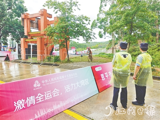 警察現(xiàn)場(chǎng)維持賽場(chǎng)秩序，保證比賽順利進(jìn)行。